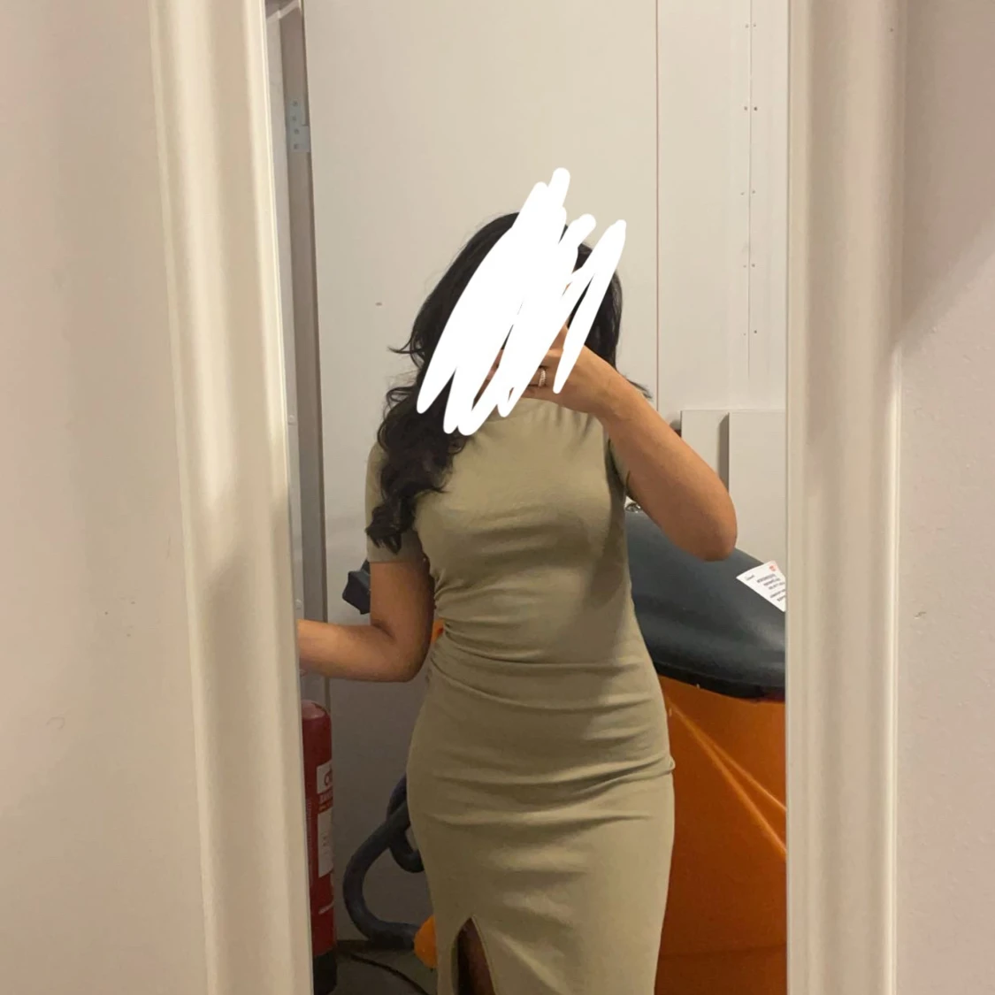 Beige tight långklänning med slits - 3