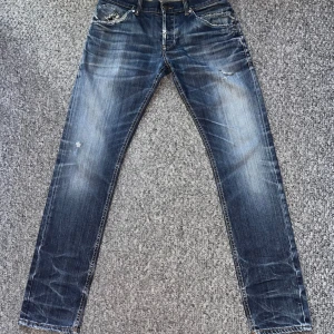 Dondup Jeans - Säljer dessa mörkblå dondup jeans med tvärfet tvätt. Dem är i mycket bra skick med endast små defekter som lagats/sytts ihop. Nypris ligger omkring 3000kr. Mitt pris kan diskuteras. Hör av er vid funderingar!