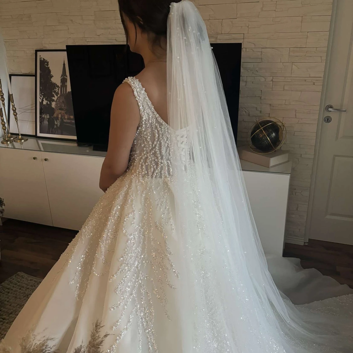 Vit glittrig bröllopsklänning med pärlor - 1