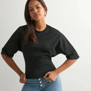 Svart croppad topp med knyt i ryggen - Jättefin knyt topp från Nelly. Den är i bra skick, den har inga defekter😊