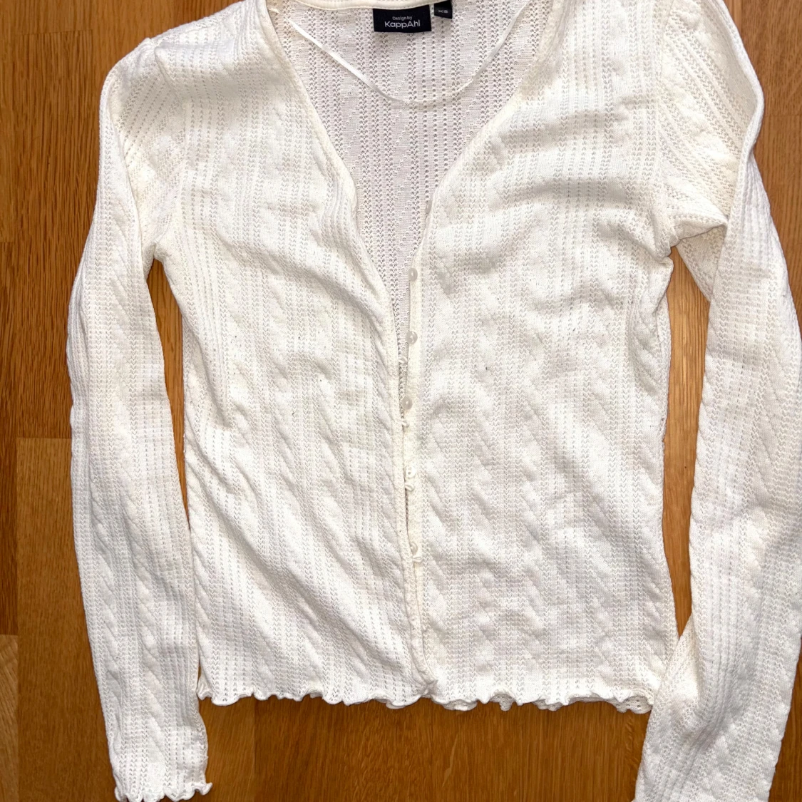 Vit kofta med knappar från KappAhl