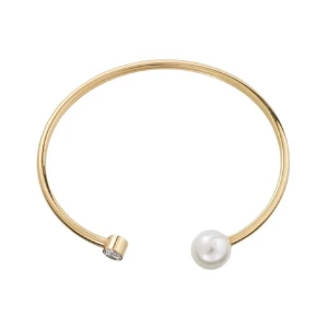 Guldfärgat armband med pärla och sten - Stilrent armband i guldfärgad metall med öppen design. Ena änden har en vit pärla och den andra en liten glittrande sten. Perfekt för dig som gillar minimalistiska smycken med en elegant touch. Kolla andra bilden 💞