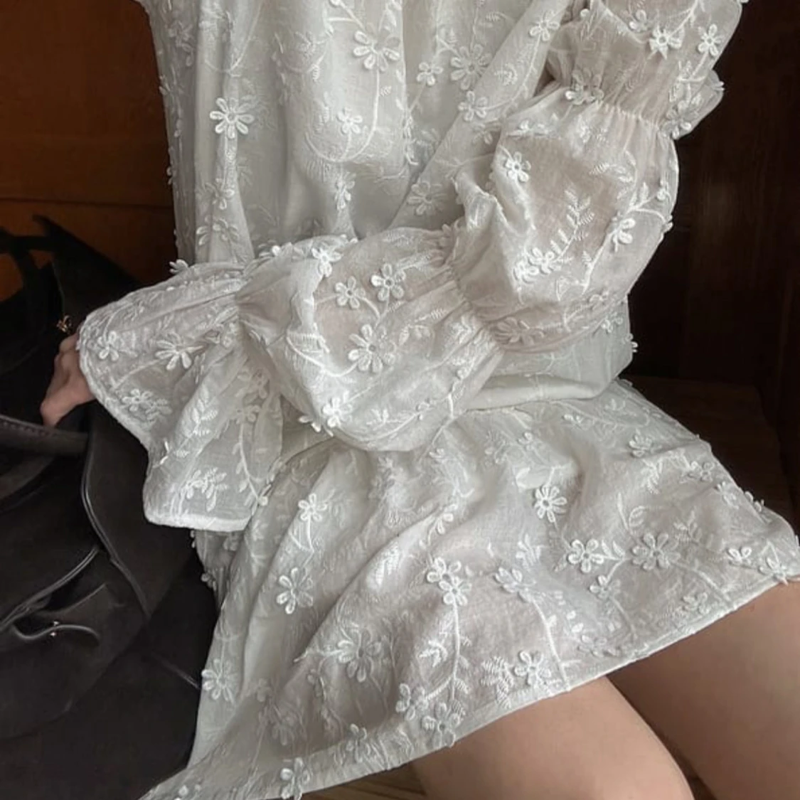 Vit blommig kortklänning med öppen rygg