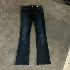 Mörkblå bootcut jeans från LTB - Snygga mörkblå jeans från LTB, modell Valerie. Köpta för 800kr från about you. Färg nattblå. Klassisk femficksdesign och bootcut-ben som ger en schysst siluett. Jeansen är tillverkade i stretchig denim för extra komfort och har en mörk tvätt som passar till allt. Använda 2 ggr