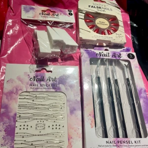*NY*Technic röda lösnaglar & nail art kit, Presenttips  - Säljer ett set med Technic stiletto lösnaglar i glittrande röd (Ruby Slippers), 5-pack nail art penslar med svarta skaft, vita ombre-sponges och silvriga nagelstickers med stjärnor och linjer. Perfekt för att skapa kreativa nageldesigner hemma.