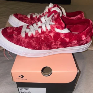 Converse x Golf Le Fleur - Säljer ett par Converse skor ”Tyler the creator” samarbete. Använder dom knappt längre, sitter bara och dammar. Skickas med skoboxen med.