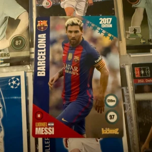Barcelona Messi fotbollströja 2017 - Ett fotbollskort som föreställer Lionel Messi från hans tid i Barcelona, kortet är i väldigt fint skick. Det är ett perfekt tillskott till samlare eller personer som vill utöka sin kollektion med en stor ikon som Messi. Vid minsta fundering eller prisförslag, tveka inte på att höra av er!