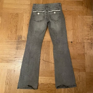 Bootcut jeans - Jeans från Gina tricot. Tog bort original fickorna som gick över och sydde på knappar. Har användt flera gånger samt tvättat och inga knappar har gått av. Passar jättebra lågmidjat på S⭐️enda defekt är längst ner på benen.