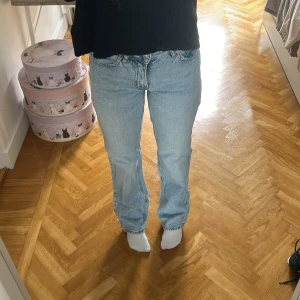 Ljusblå jeans stl 34 - Säljer ett par ljusblå jeans från Gina tricot i klassisk femficksmodell. Jeansen har raka ben, hög midja och snygg tvättad denimlook. Perfekta för dig som gillar en avslappnad men ändå stilren vibe.