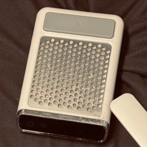 Utsug  - Bordsutsug till naglar, finns täcken på användning men funkar fint ett filter medkommer