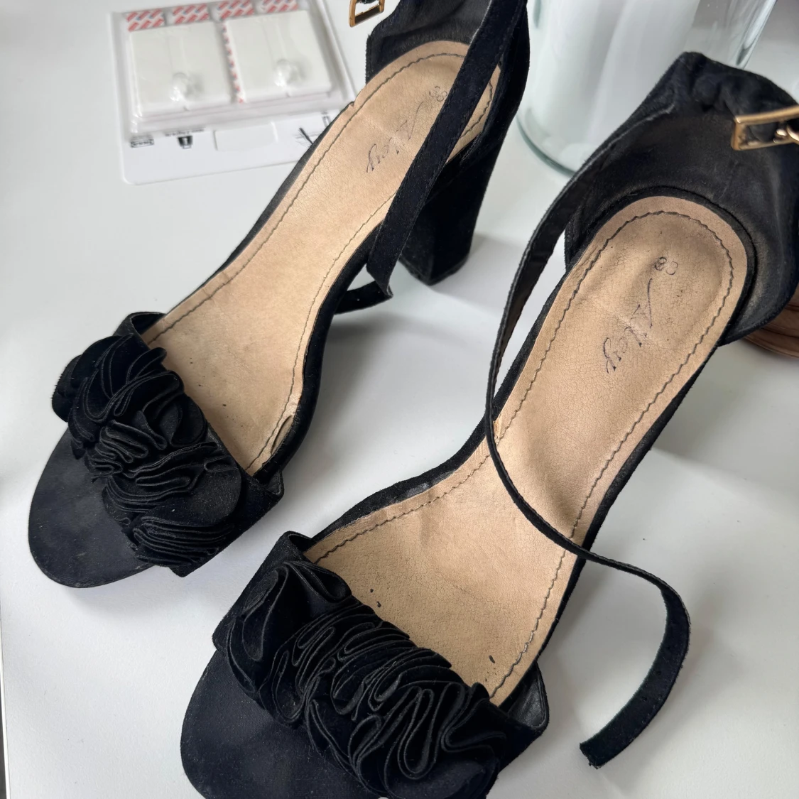 Svarta klackar och volang - 2