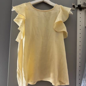 Ljusgul Zara topp  - Så fin med volanger💛