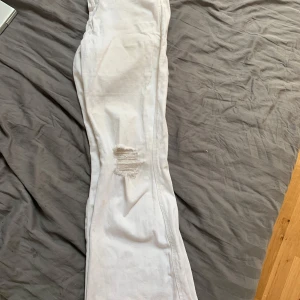 Vita ripped jeans från Dr Denim - Säljer ett par vita jeans från Dr Denim med snygga slitningar på båda knäna. Byxorna har klassisk femficksdesign och är bootcut. De går att ha low-waist och mid-waist. Materialet är mjukt och bekvämt bomullstyg. Har ändast använt ett få tal gånger, skulle rekommendera dom för folk mellan 165-170cm🩷 OBS:Ljuset reflekterar och byxorna har ej några fläckar! Tvättas såklart innan jag fraktar❤️