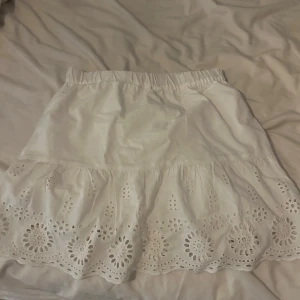 Vitt kjol - Jätte fin vitt kjol från Kappahl i storlek 158. ALDRIG ANVÄND!