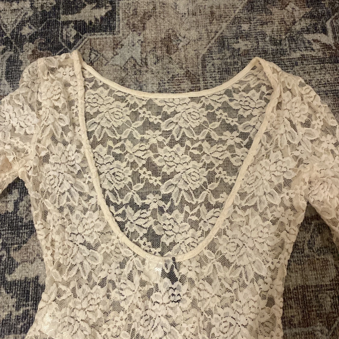 Beige spetsbody med blommönster - 1