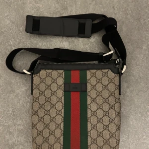 Gucci väska beige - Äkta Gucci väska, fortfarande i bra skick. Kvittot saknas så därför säljer jag det billigare än vanligt. (Väskan går ej att få tag i butik längre)