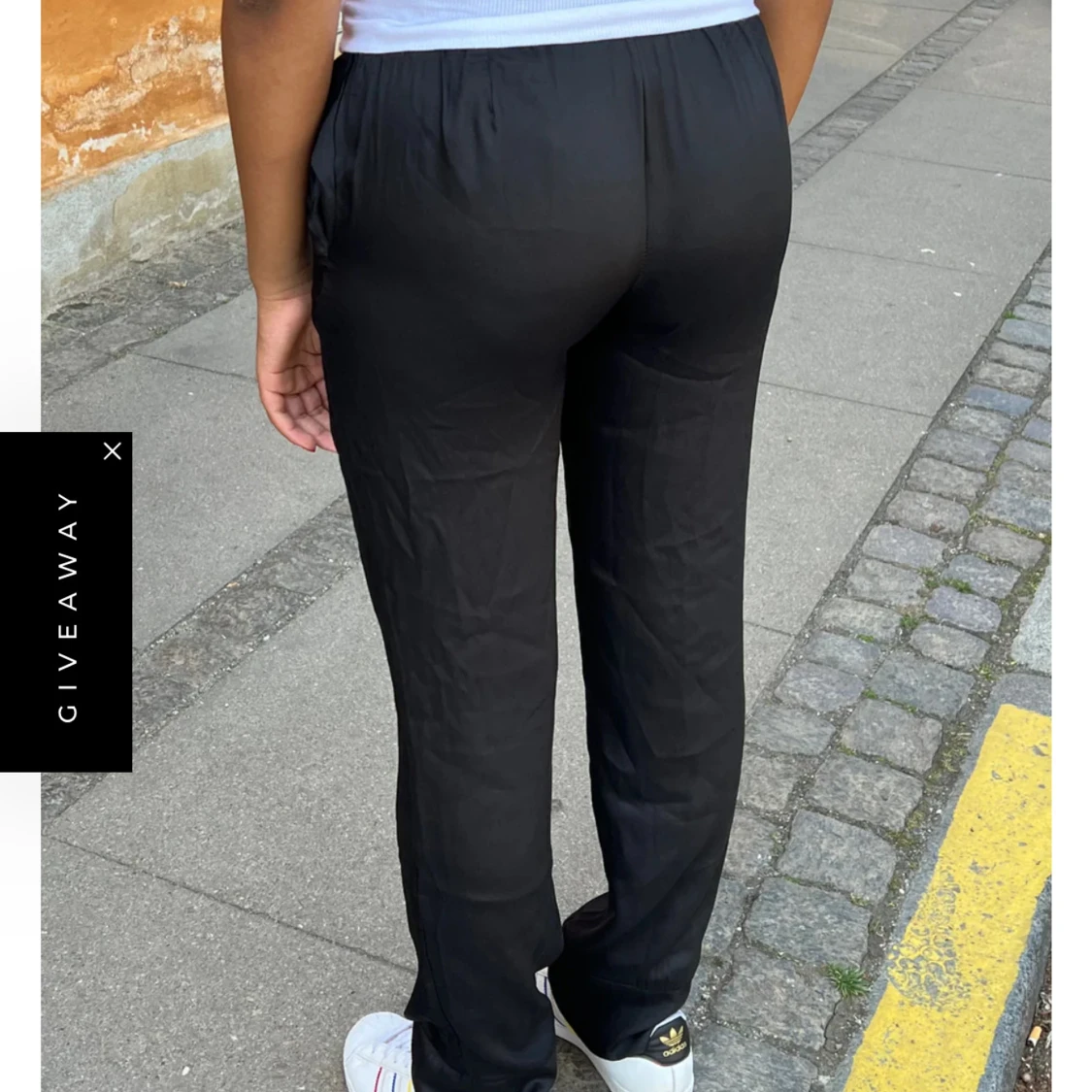 Svarta raka byxor i satin-look - 2