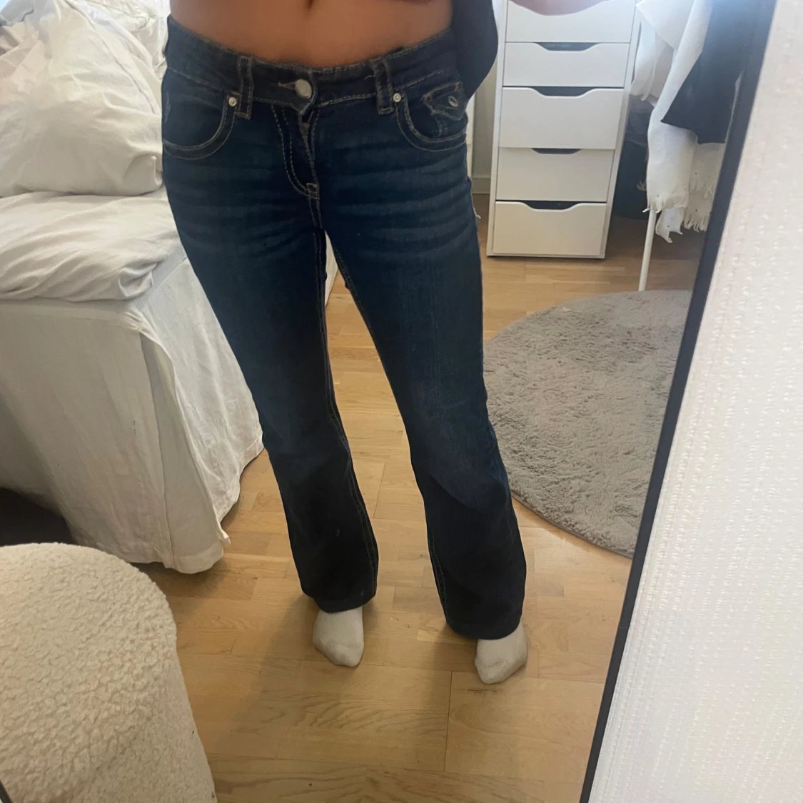 Mörkblå bootcut jeans med kontrastsömmar - 4