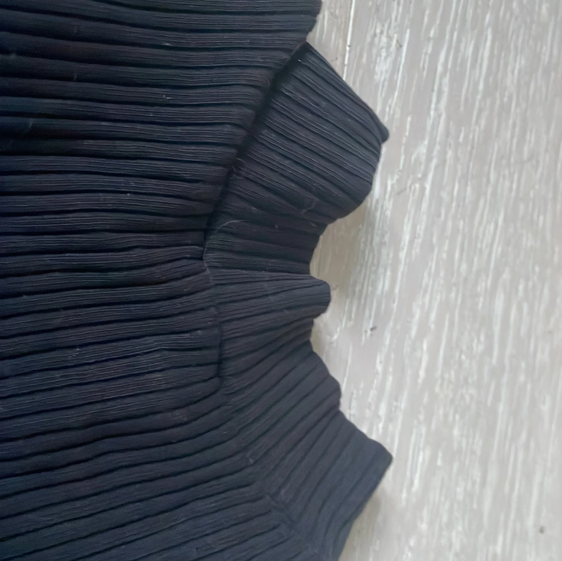 Svart ribbad polotröja med struktur. - 2