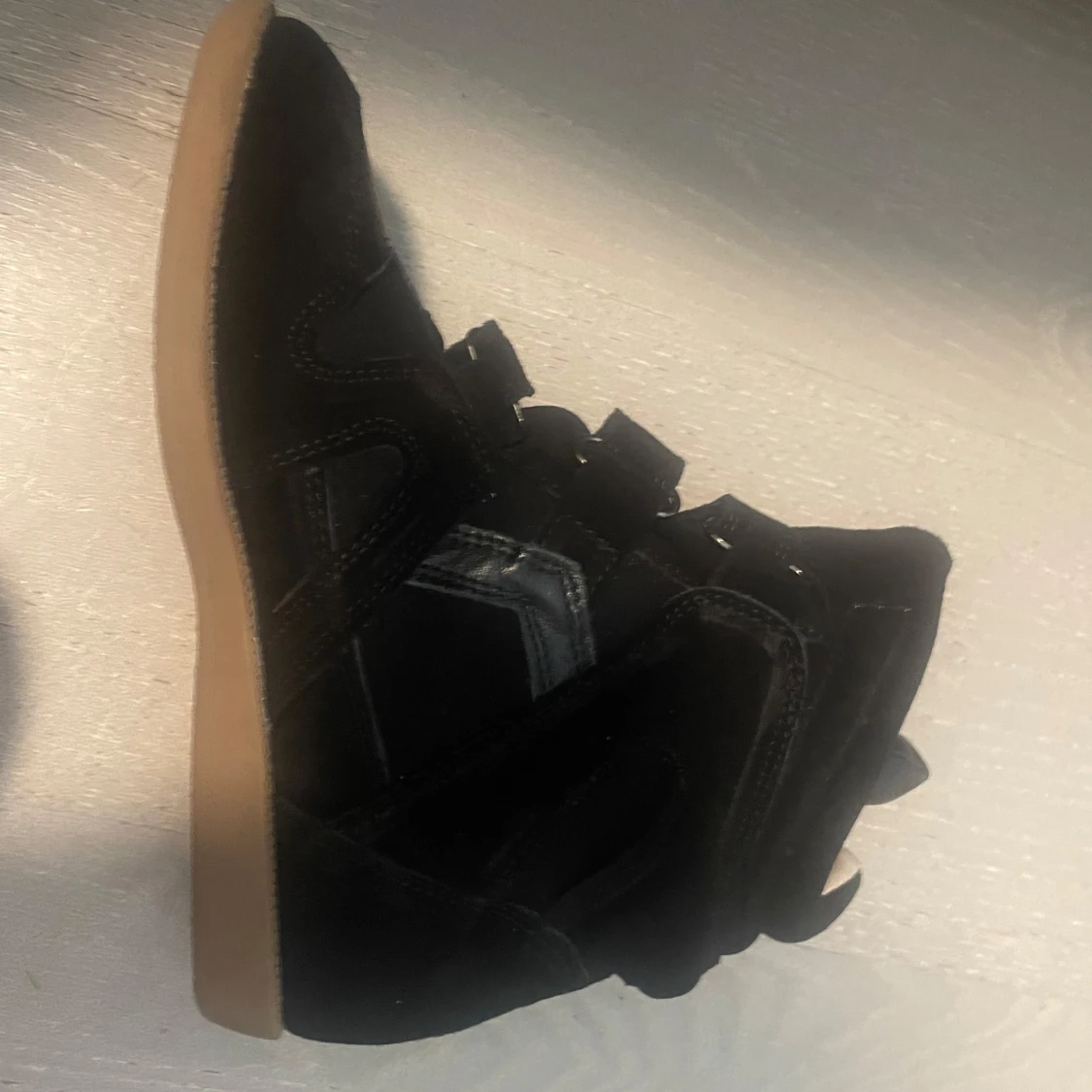 Svarta sneakers med kardborre och mockadetaljer - 1