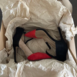 Unika och fina klackar - Så fina och coola höga klackar!  Enda defekten syns på sista bilden, liten bit avskavt. Sparsamt använda 