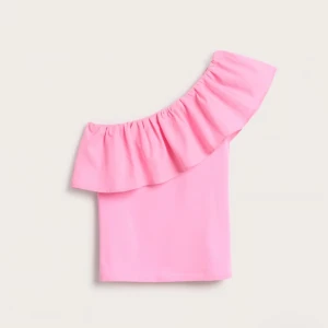 Rosa offshoulder topp med volang 💕🪽 - Superfin rosa offshoulder topp med volang 💕 Denna topp är bara använd ett par fåtal gånger o säljs för den inte kommer till användning längre 🪽💕 storleken är 146/152 💕 