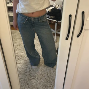 Baggy wide jeans från &Denim - Baggy jeans i klassisk blå denim från &Denim. Modellen är loose fit med breda ben och midwaist. Perfekta för en avslappnad och trendig look. Tidlös femficksdesign och skön passform.