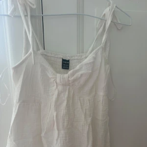 Super fin vit sommarklänning - Inte kommit till någon användning, därför jag säljer den, helt hel och fin