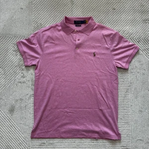 Ralph Lauren piké | M - Rosa Ralph lauren piké | superfint skick och har inga tecken på defekter | om du har funderingar tveka då inte på att höra av dig | ⚜️