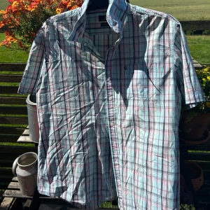 Kortärmad blå, rosa och svartrutig skjorta  - Används ej längre, jag städar ut min garderob :)