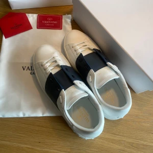 Valentino skor - Säljer dessa sköna sommarskorna från Valentino. Utmärkt skick i storlek 43! Box, dustbag osv medkommer! 