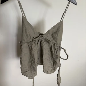 Topp i linne Zara  - Superfin khaki topp från Zara i linne, aldrig använd med prislapp kvar 🥰Såå fin till sommaren med linnebyxor eller kjol 💕💕