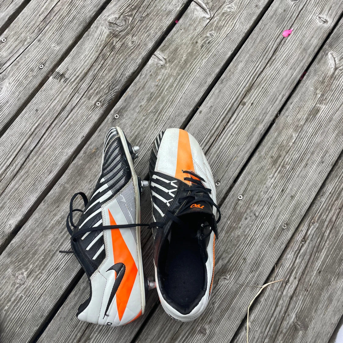 Nike fotbollsskor i svart, vitt och orange - 3