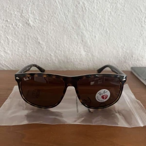 Rayban Boyfriend - Snygga Ray-Ban Boyfriend solglasögon | passar alla personer och stilar och tillfällen | nyskick| säljer för ett bra pris så alla ska se fina ut till sommaren😊| nypris 1300kr