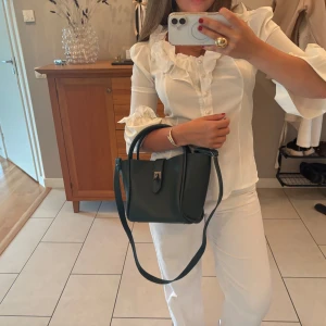 Mörkgrön axelväska i skinn - Snygg grön väska