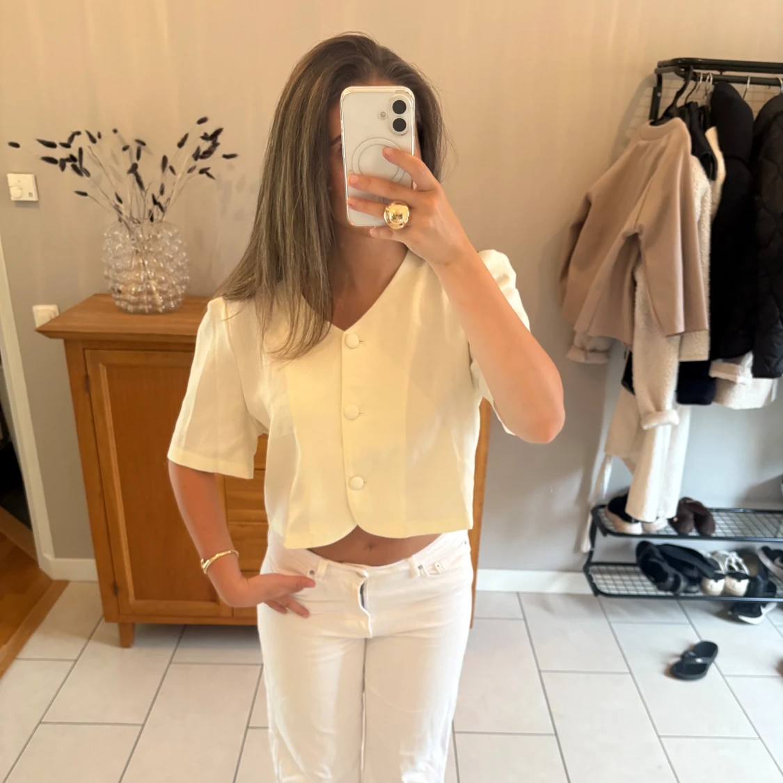 Vit croppad blus med knappar