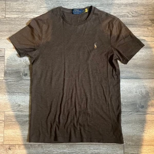 Brun Polo  - Säljer Polo tröjan eftersom att den inte passar mig, och är därför i väldigt bra skick. Jätteskönt material och bra för sommaren, och storlek S men funkar med XS. Pris kan diskuteras.