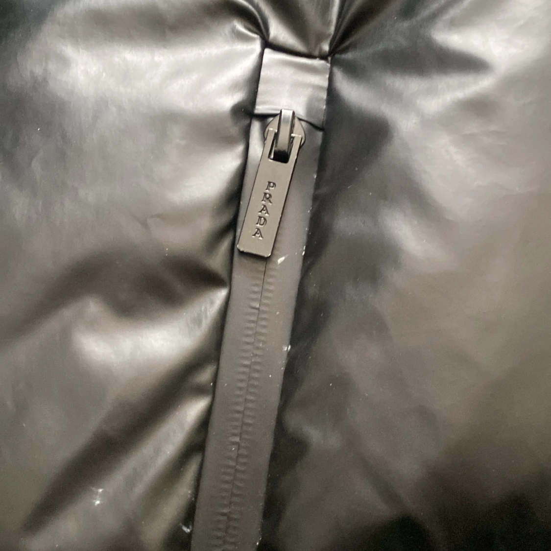 Svart pufferjacka från Prada - 4