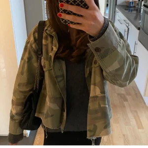 Camouflage jeansjacka  - Den kommer inte till andvänding, storlek M men passar mig med xs/s