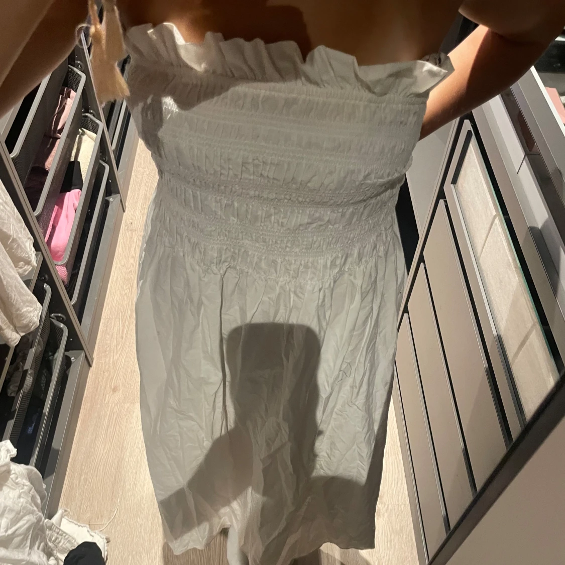 Vit axelbandslös sommarklänning - 1