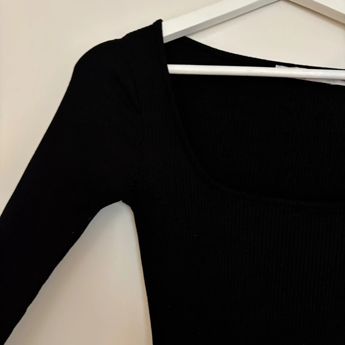 Svart ribbad klänning från NA-KD - 2