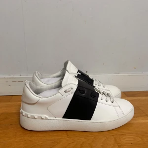Valentino Garavani Open sneakers vit/svart - Säljer ett par valentino open som har används sparsamt och skickar ut de som samma dag som köp