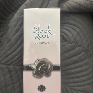Black Rose parfym för kvinnor - Black Rose från Real Time är en parfym för kvinnor i en stilren, ljusrosa kartong med en svart rosdetalj. Doften är blommig, elegant samt feminin - perfekt till vardags. Aldrig använd, 100 ml, säljer för 150 kr. 