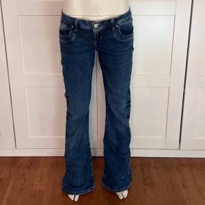 Blå bootcut jeans från LTB - 💘Midjemått: 86 💘Innerbenslängd: 85 💘Grenmått: 21  💘Defekter: två små fläckar på baksidan av jeansen, men inget man lägger märket till (se bild 4)  Säljer massvis med fler lågmidjade bootcut jeans och lågmidjade jeansshorts! Så kika in min profil💘