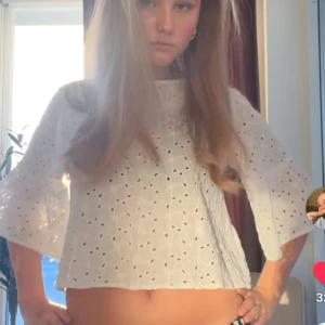 Vit blus med broderade hål och volang - Söt topp! 💘 skriv om ni vill ha fler bilder eller få mer information!🩷🩷tryck gärna på köp nu💘