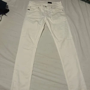 Vita jeans från Tiger of Sweden - Snygga vita jeans från Tiger of Sweden. skriv privat för fler bilder