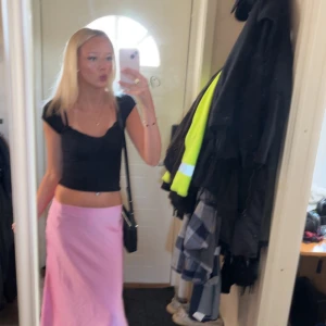 Ljusrosa långkjol i satin-look - Säljer min rosa långkjol i satin. den är använd 1 gång bara. 💞💞💞nypris 559