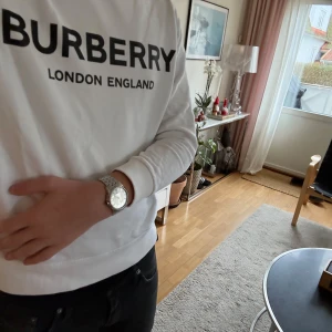BURBERRY TRÖJA - Burberry tröja som säljs. Riktigt snygg önska jag kunde behålla den men den är för lite tyvärr. Köpt här på Plick för 1299kr.