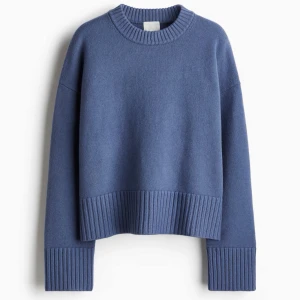 Blå stickad tröja  - Mysig blå stickad tröja. Tröjan har en loose passform och är perfekt till jeans. Enkel och stilren design som funkar året runt. ❣️