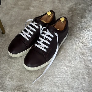 Lanvin uk9 - Myxket bra skick, nästan inget slitage under. Biege insida. Uk 9 passar 43. Dustbag kommer med. 